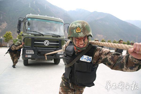 武警狙击手第1枪击中逃犯持枪手掌 第2枪击毙