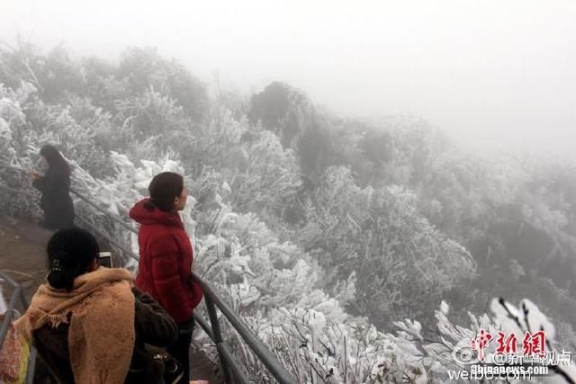 广东连山现云海雪景奇观 游客披棉被赏雪(图)