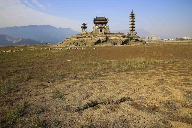 组图：鄱阳湖逼近极枯水位 湖底景观水落石出