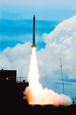 “云峰计划”是台湾自主研发中程导弹，采用冲压式喷射发动机，最高速可达音速的4倍，射程达到1200公里，现仍是高度机密。与“云峰计划”较相近的弹种，就是已部署的天弓二型飞弹（见图）。（资料照片/黄子明摄）