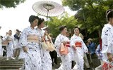 日本京都艺伎着传统和服 祈祷技艺进步