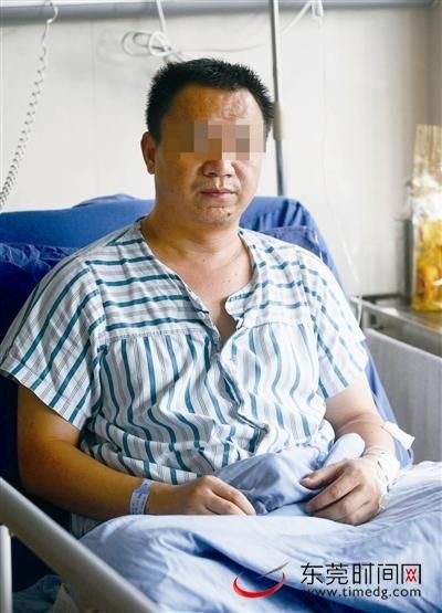 小伙抓搶匪被捅4刀 路人旁觀被搶女悄然離去