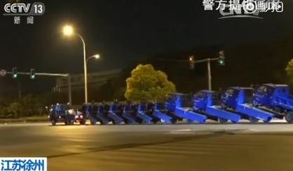 小货车拖挂10辆三轮车 摇身变“火车”上街(图)