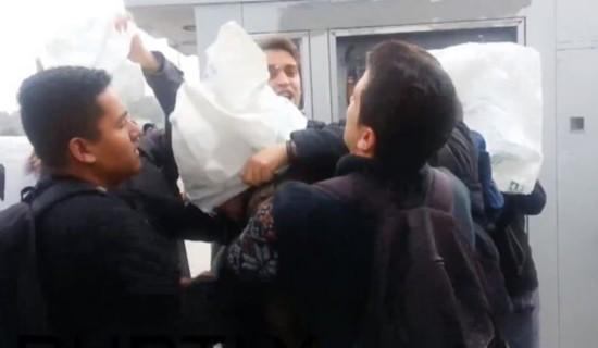 美国海军土耳其度假被围殴 遭塑料袋套头(图)
