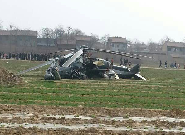 高清图—一架武直10直升机在在渭南固市镇农田坠毁
