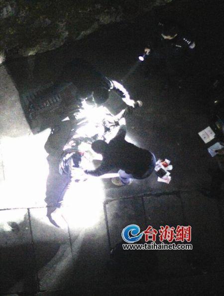 高清图—龙岩市第一医院病房大楼男子捧鲜花跳楼身亡