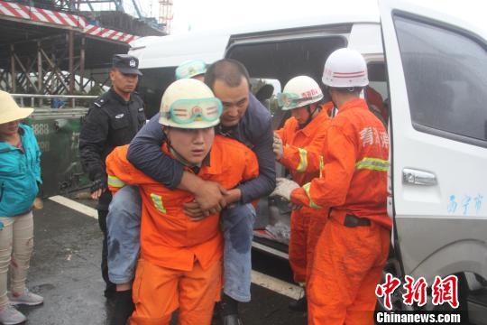 京藏高速青海民和境内连发2起交通事故 4人遇难