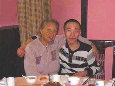 演员柏青之孙天津爆炸事故中失联 系救火消防员