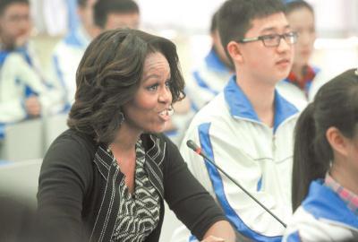 老师安排他与到访的米歇尔同桌 3月25日,美国总统奥巴马夫人