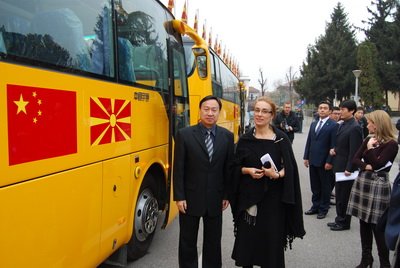 中国向欧洲国家马其顿援助校车(组图)
