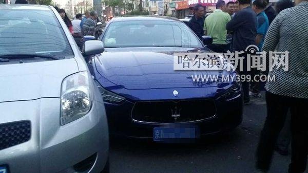 车拦腰撞上一辆京n牌照的玛莎拉蒂轿车.猛烈撞击导致玛莎拉高清图片