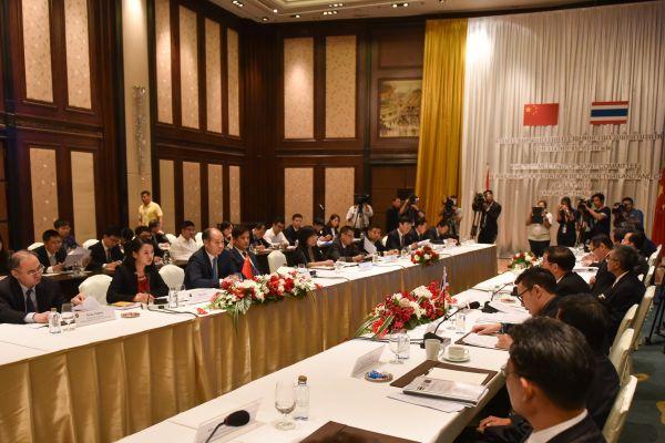 Ӣý����̩��·��Ŀ�����м���ǰ�У��Դ��ڷ���