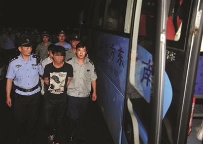 南京警方端掉特大传销团伙 落网者装满20辆大巴