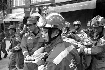昨日，在尼泊尔首都加德满都，中国际救援队队员成功搜救出一名幸存者