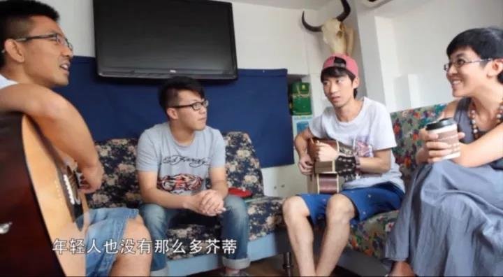 纪录片《生活的咖啡线》剧照。“年轻人也没有那么多芥蒂。” 纪录片《生活的咖啡线》剧照。“年轻人也没有那么多芥蒂。”