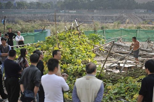 广州8户“钉子户”遭百余已搬迁居民拉横幅围逼
