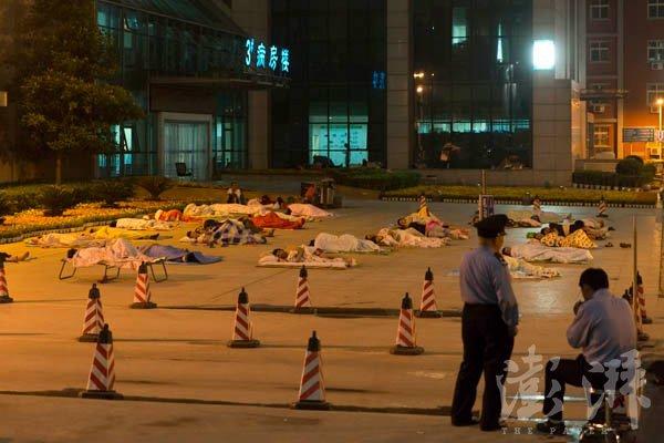 探访郑州超级医院:患者家属集体露天打地铺