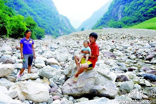 百座小水电站肢解神农架河流 4流域大面积断流