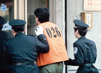 足坛反赌案今天揪源头 王鑫庭审1个半小时未判