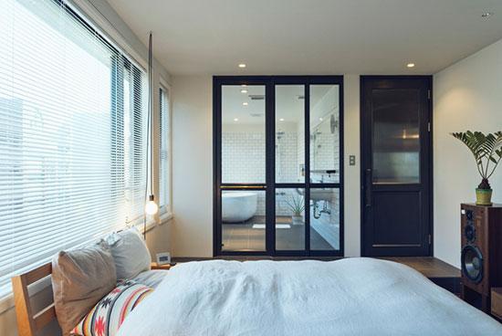 卧室另一侧与卫浴间相连通,玻璃门窗让视线自由畅通.