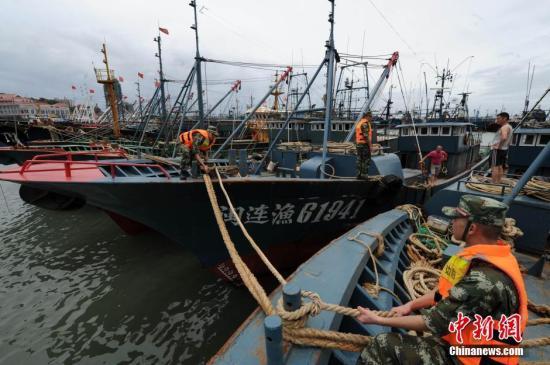 尼伯特来临前夜：防汛办灯火通明 超市抢购一空