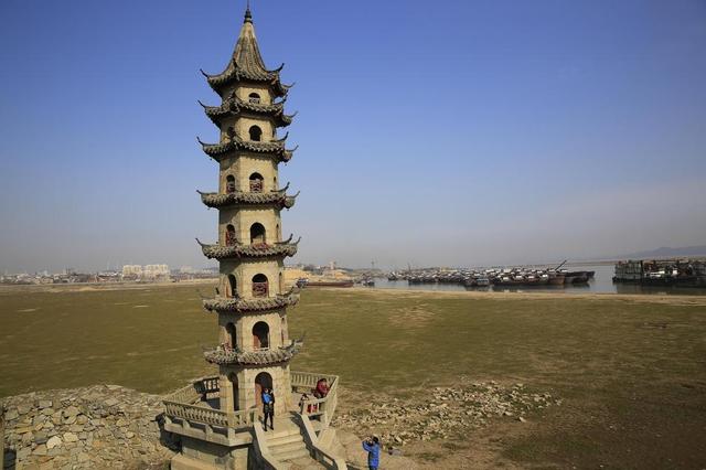 组图：鄱阳湖逼近极枯水位 湖底景观水落石出