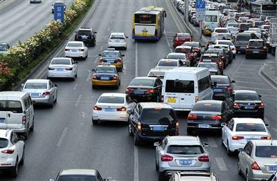 记者街头体验随意变道多见 律师称司机都应反省