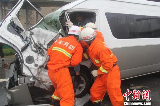 京藏高速青海民和境内连发2起交通事故 4人遇难