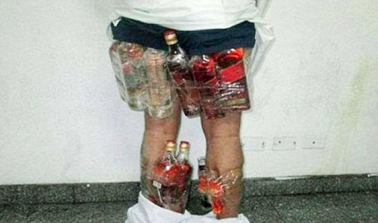 这名沙特男子用胶带将14瓶酒粘在大腿和小腿上。网页截图