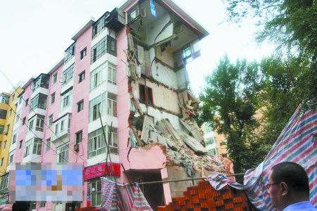 哈尔滨挖塌民房警察称遭调查组敲诈50万吃喝费
