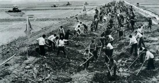 70年代兵团人工挖渠引水灌溉