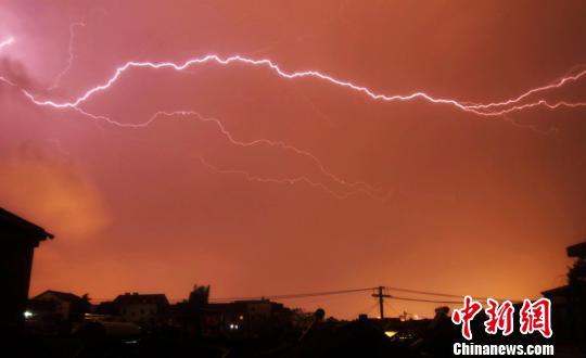 4月28日晚，江苏扬州遭强对流天气，狂风暴雨电闪雷鸣。 孟德龙 摄