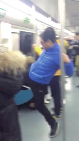 北京一醉酒男子猛踹地铁车门:有摄像头我也不怕(图)