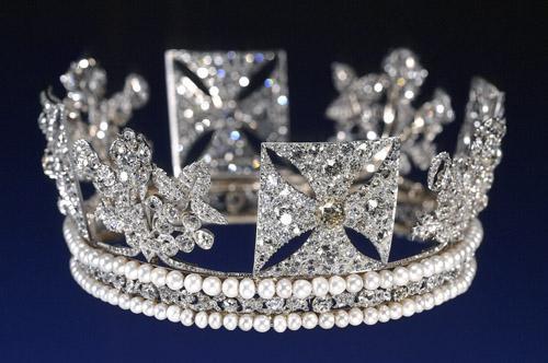 英女王王冠大赏:镶钻和珠宝连起来可绕地球n圈