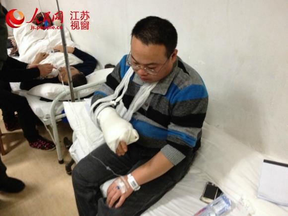 江苏一男子发传单被制止 买菜刀砍伤2名城管
