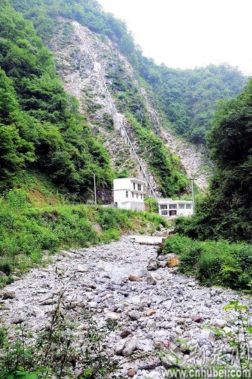 图为:神农架林区宋洛乡水河电站的水流,又被大山隧道引到下一座电站发电,原来的河道完全干涸 记者陈勇 王昱晔摄
