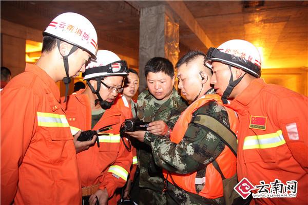 云南昆明暴雨致在建地铁站被淹 12名工友被困