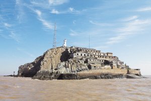 夫妻守岛25年从不退缩彰显实实在在的伟大