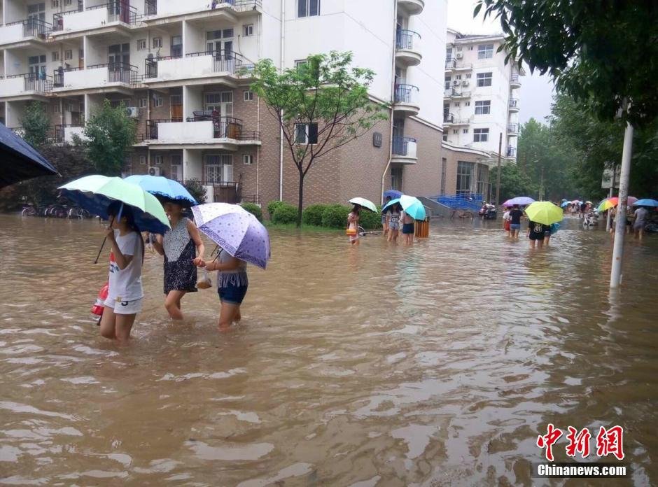 河南新乡遭特大暴雨袭击 女记者雨中凌乱(高清图)