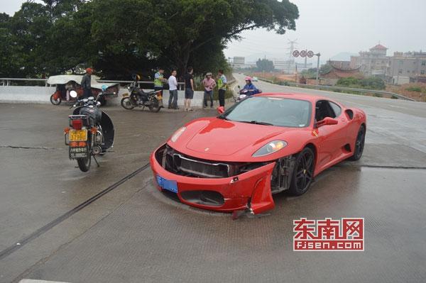 有钱任性!400万法拉利与摩托相刮擦 车主自付