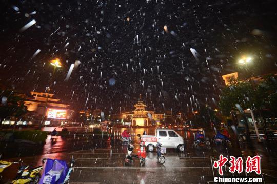 4月28日晚，江苏扬州遭强对流天气，狂风暴雨电闪雷鸣。孟德龙摄