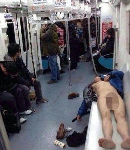 北京男子在地鐵車廂內赤身裸體 涉尋釁滋事被拘