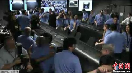 当地时间2012年8月6日1时31分北京时间13时31分，美国“好奇”号火星探测器登陆火星。图为美国加利福尼亚州帕萨迪纳市，图为工作人员在航空控制中心庆祝登陆成功。（视频截图）来源：NASA 