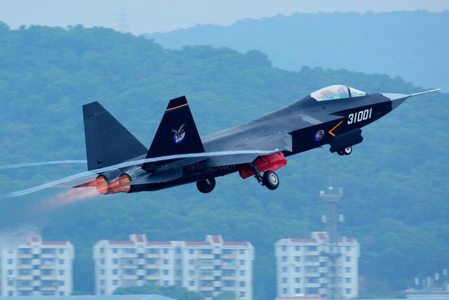 黎阳某型机配装飞机首飞成功