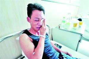 大巴出车祸后男子忍痛救出多人 母亲逝怀中