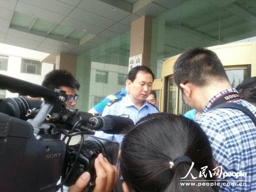 警方在接受媒体记者采访（摄影 张晓博）