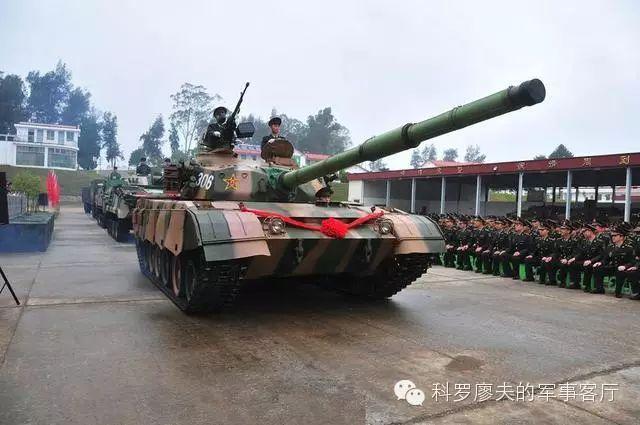 揭秘中国的装甲团：9个坦克连100辆坦克