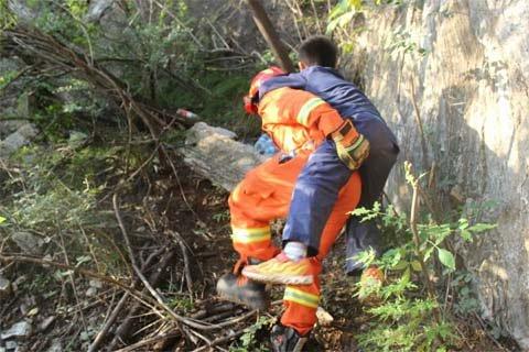 8岁男童被困野长城获救 坡度70度灌木丛生