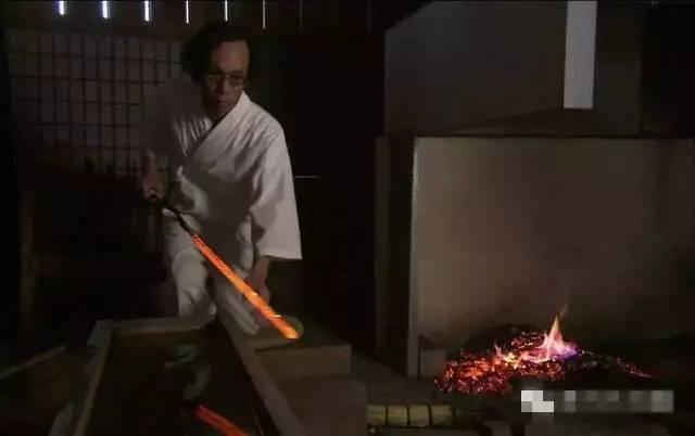 火、钢、水的艺术:顶级日本刀的锻造工艺