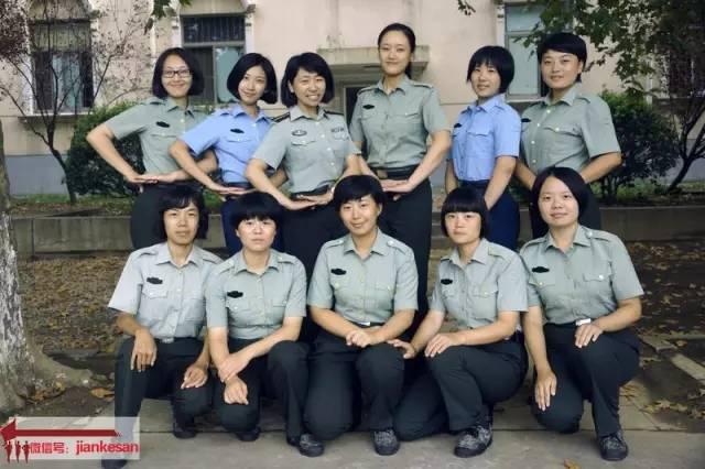 两名参加阅兵的仪仗队女兵队员同上军校